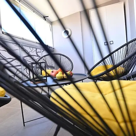 Sunny Downtown Apartment