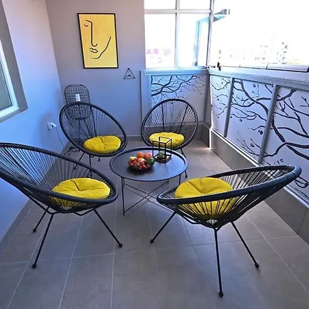 Sunny Downtown Apartment *