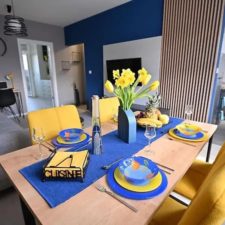 Sunny Downtown Apartment